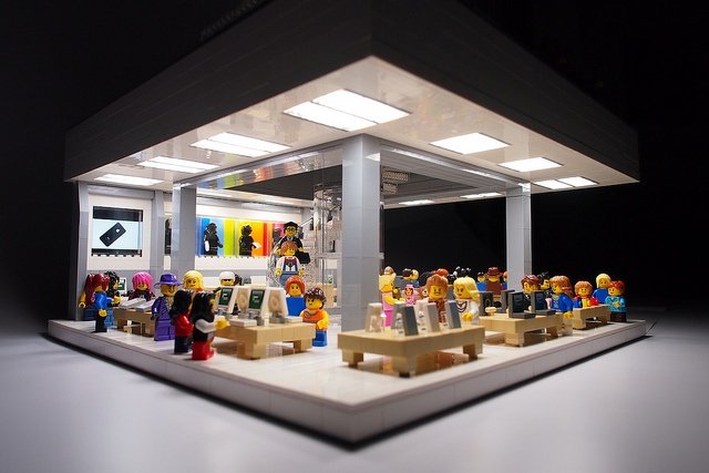apple-store-5th-avenue-réalisé-entièrement-en-lego